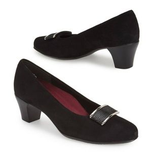 Munro Mara Block Heel Close Toe Classic Suede Pump